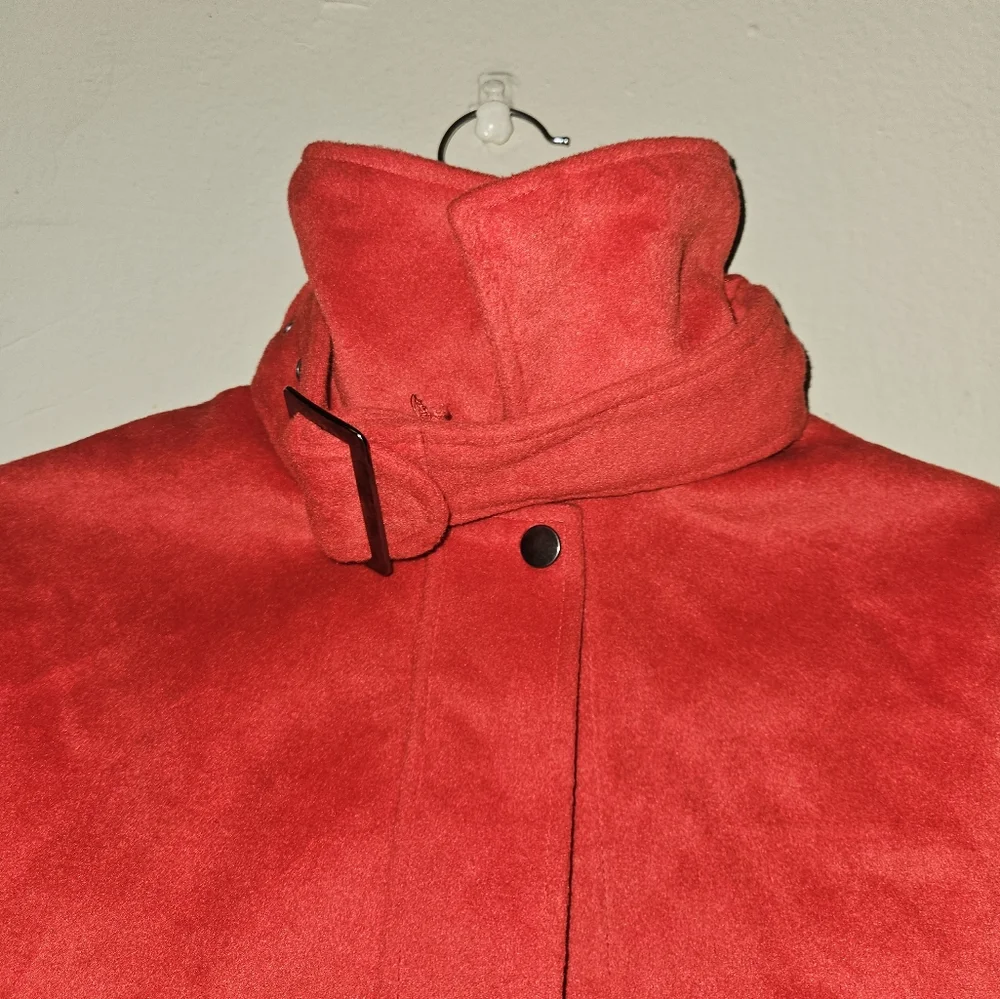 Red cape. - Picture 3 of 4